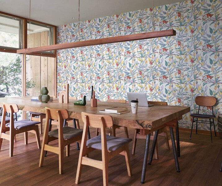 ゴージャスなフラワー・リーフ柄壁紙