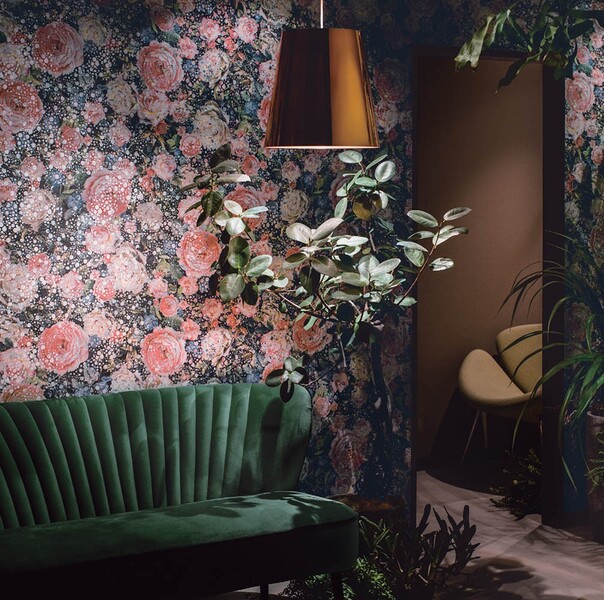 可憐な花柄壁紙