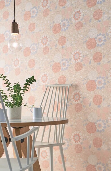 優しい色味の花柄壁紙