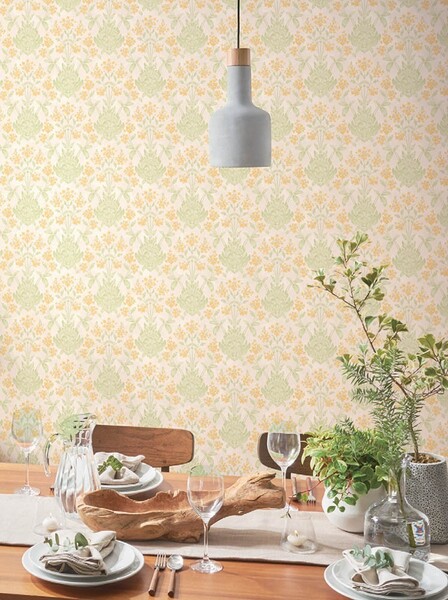 優しい色味の花柄壁紙