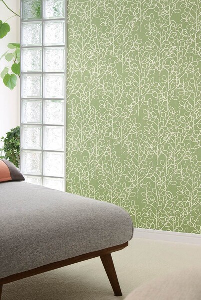 優しい色味の花柄壁紙