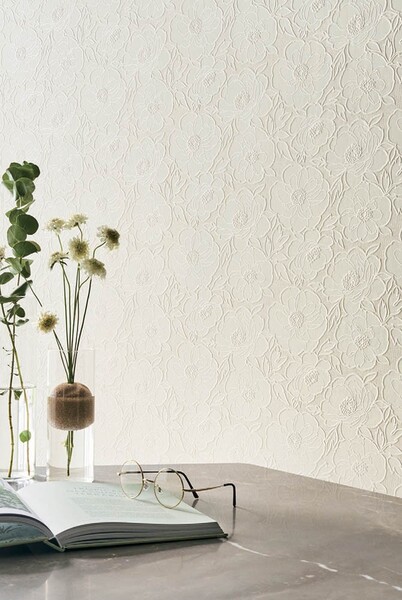 大人カラーの花柄壁紙