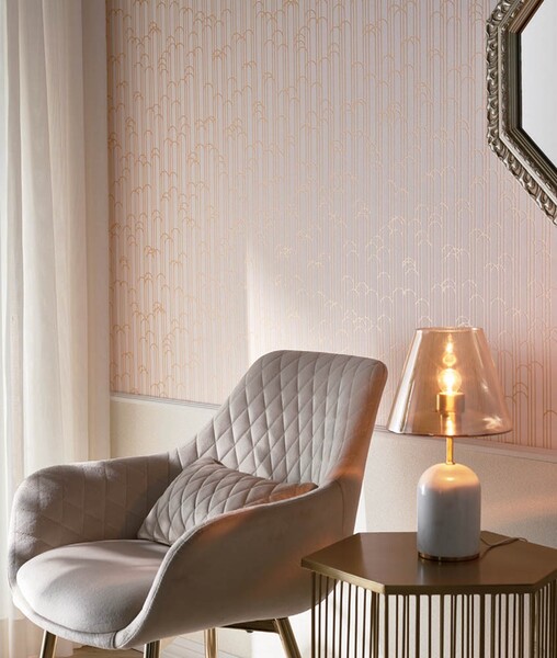 優しい色味のフェミニン柄入り壁紙