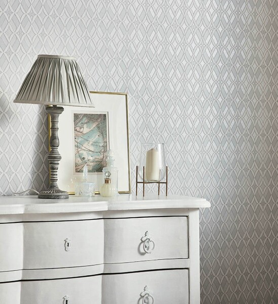 優しい色味のフェミニン柄入り壁紙