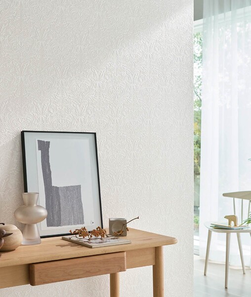 優しい色味のフェミニン柄入り壁紙